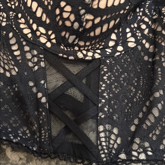 Victoria Secret Black Lace Longline Bra with Delicate Floral Design Size 34C - Picture 2 of 4